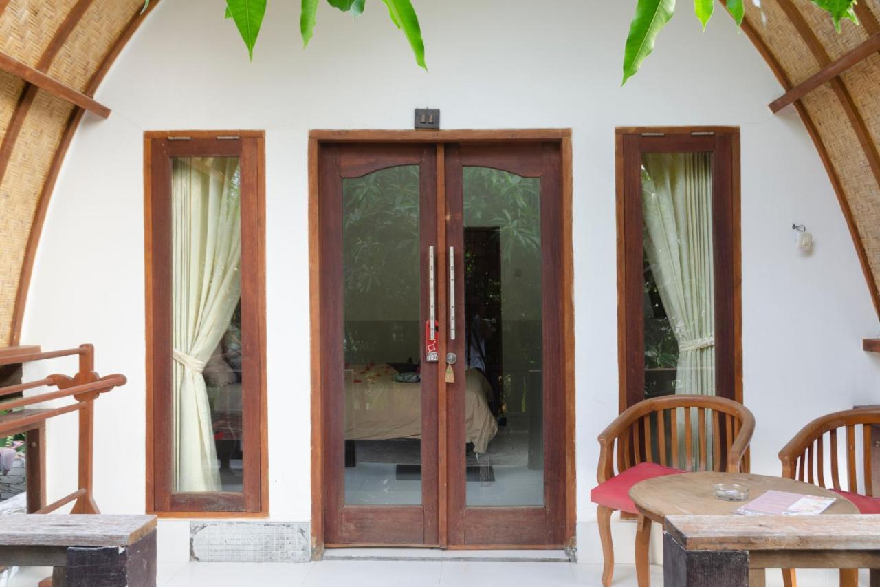 Warna Beach Hotel Gili Trawangan Exterior foto