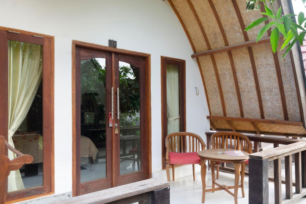 Warna Beach Hotel Gili Trawangan Exterior foto