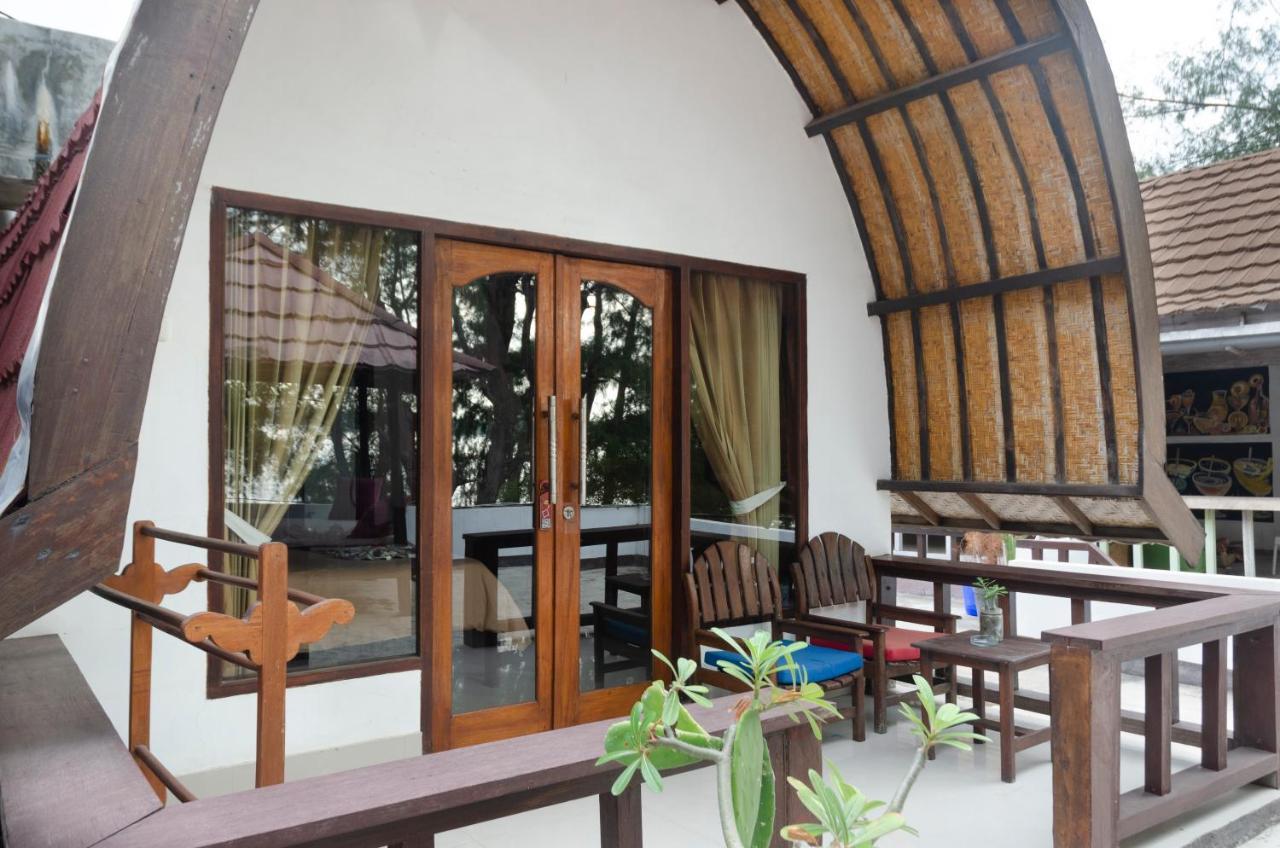 Warna Beach Hotel Gili Trawangan Exterior foto