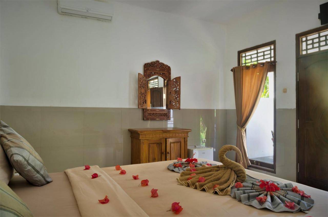Warna Beach Hotel Gili Trawangan Exterior foto