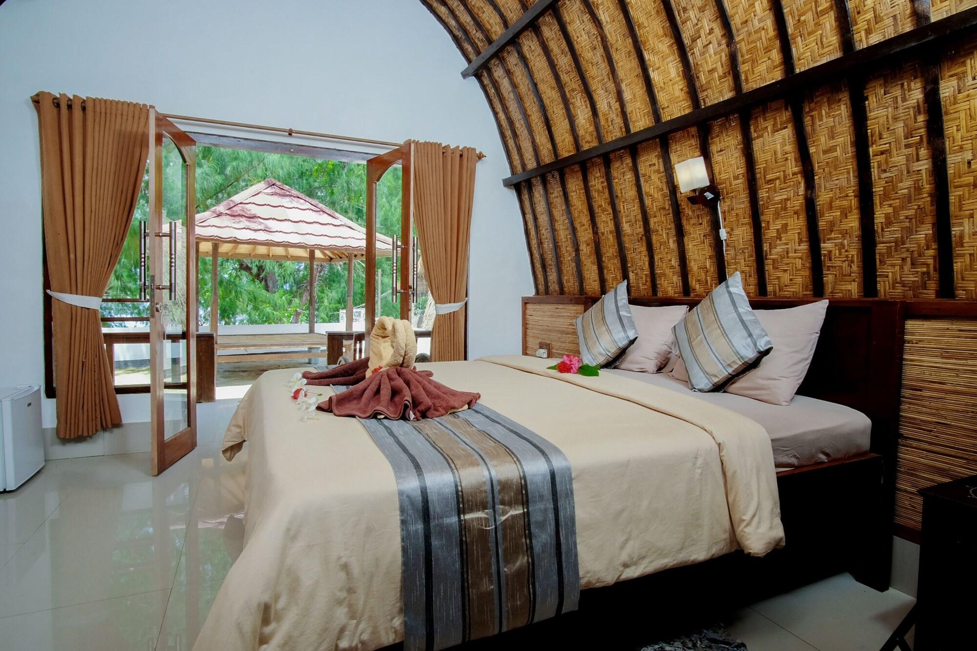Warna Beach Hotel Gili Trawangan Exterior foto